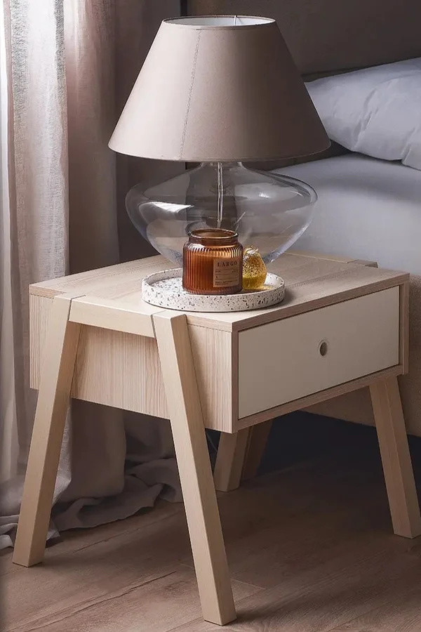 ozdobna lampa z tekstylnym abażurem na szafce nocnej